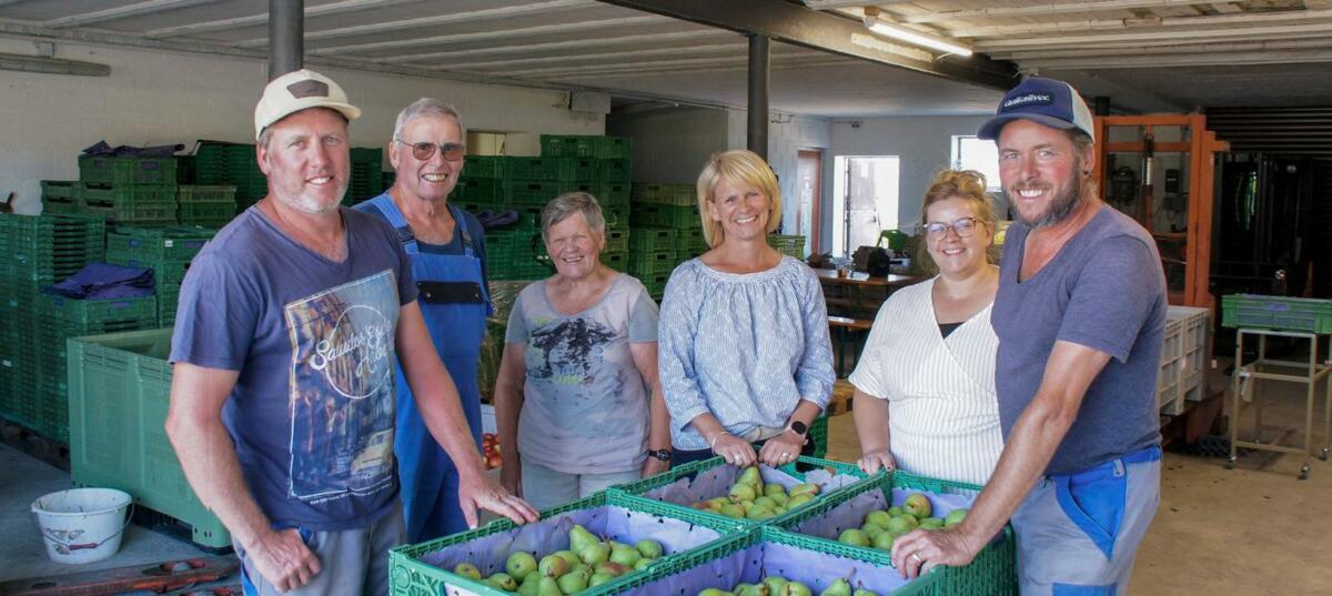 Jörg, Hansueli, Lisbeth und Astrid Weber, Jasmin Streit, Daniel Weber (von links) setzen mit ihrem breiten Obstsortiment auf die Karte Direktvermarktung...