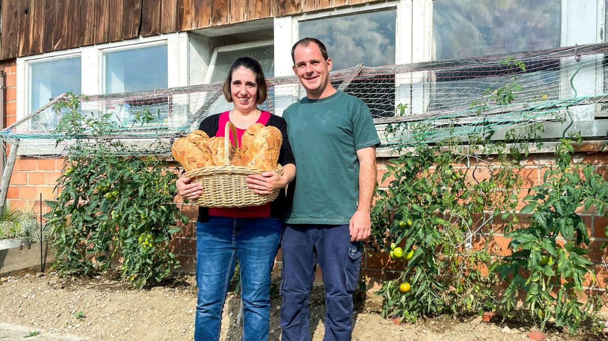 Wenn Hansjörg Brütsch schraubt oder drescht, backt Ehefrau Barbara Brot für ihren eigenen Hofladen oder arbeitet ausserhalb des Betriebs. Auf diese Weis...