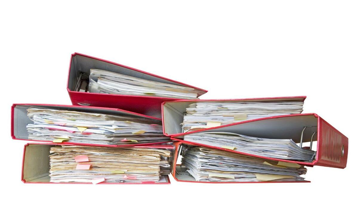 Auf einem Landwirtschaftsbetrieb füllen Versicherungspolicen ganze Ordner. Um bei der Hofübergabe die Übersicht zu behalten, ist zwischen privaten und b...