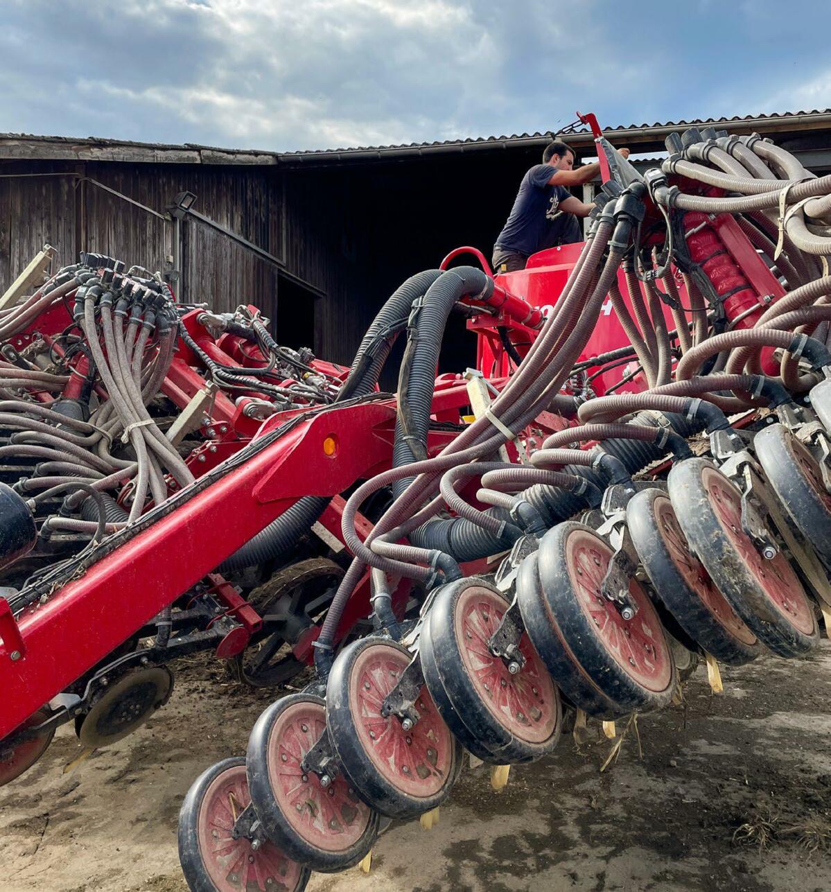 Semer, traiter et fertiliser en un seul passage. L’agriculture de précision a un certain prix et exige un travail bien rodé. Plus la technique est compl...