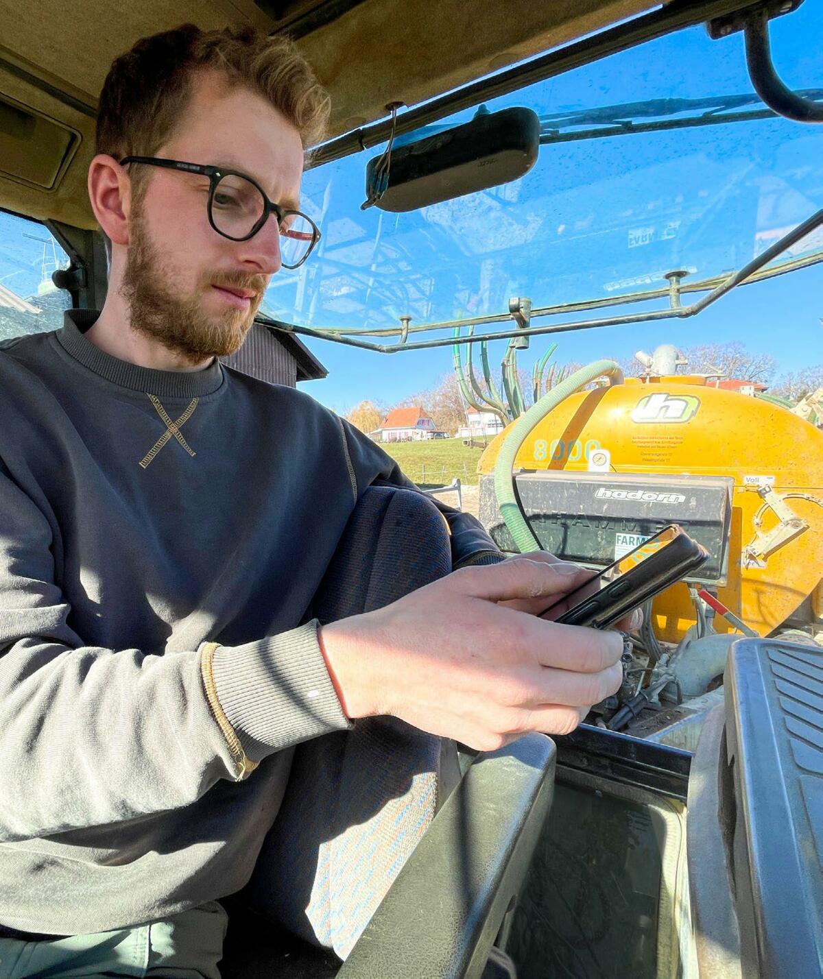 Nach der Güllegabe gibt Bio-Landwirt Severin Klötzli die ausgebrachte Menge ein. Dank GPS-Tracking erkennt Barto den Schlag automatisch.
