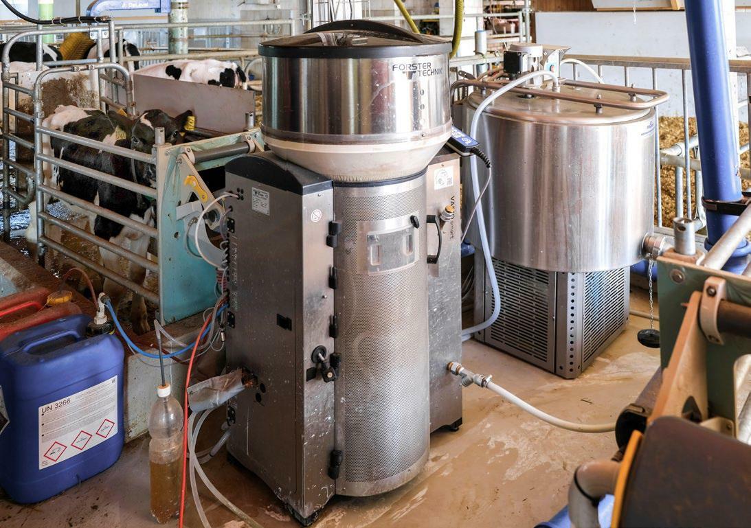 Förster-Tränkeautomat mit einem SmartTank dahinter.