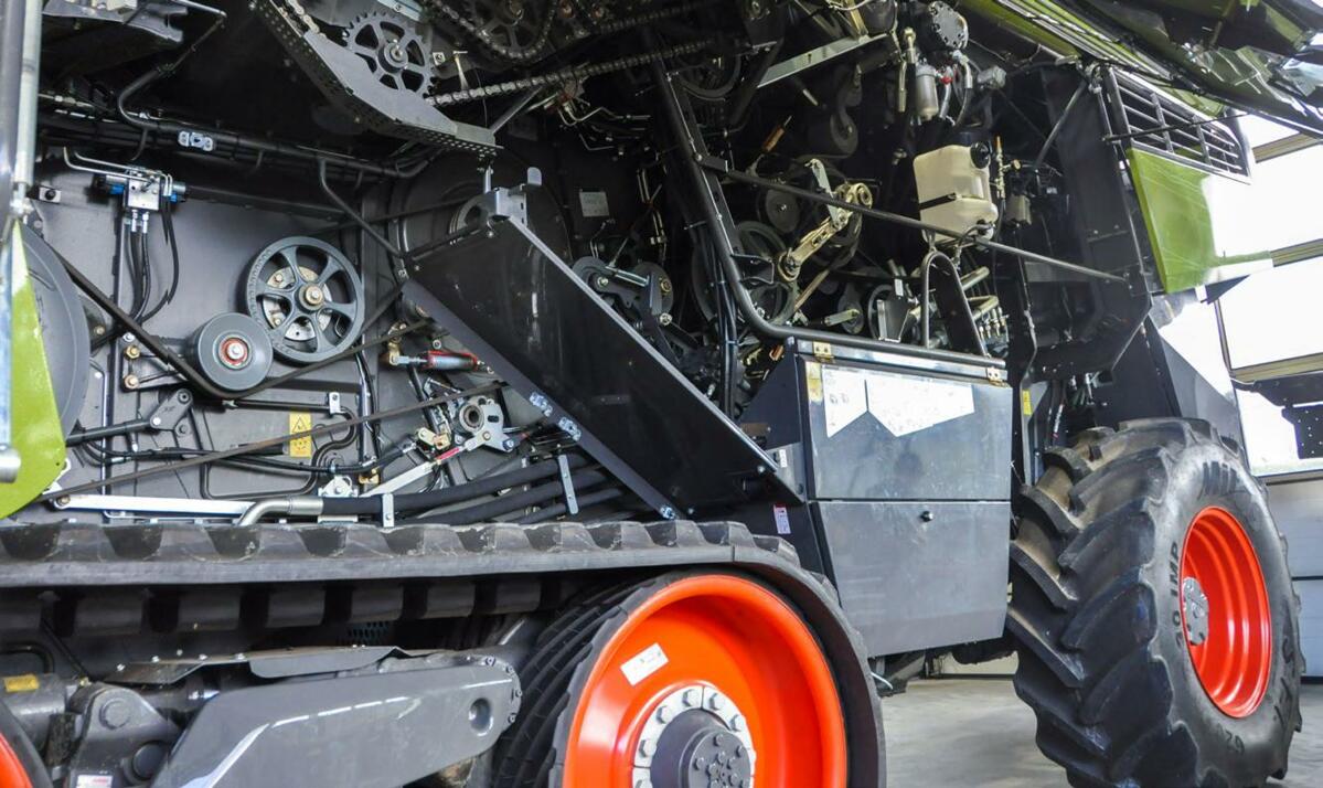 Ein Mähdrescher muss vom Schneidwerk bis zum Strohverteiler gründlich gewartet werden.