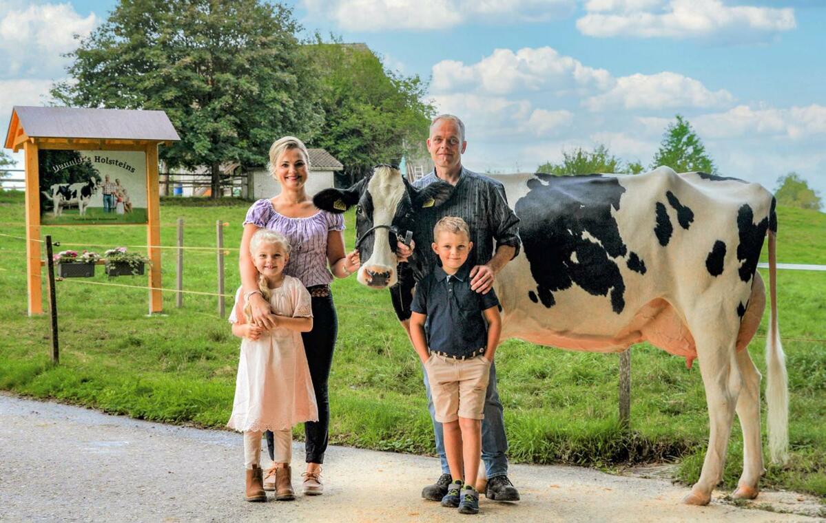 Melanie et Werner Dennler avec Giulia et Ruven. La vache des Denner nommée Altahotrod Cinderella a déjà produit 12 225 kg de lait lors de sa première la...