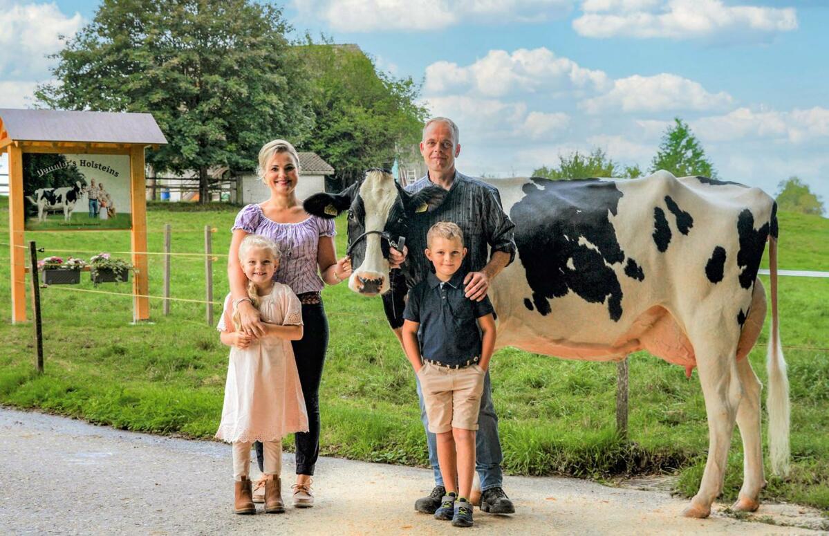 Melanie und Werner Dennler mit Giulia und Ruven. Die Kuh Dennler’s Altahotrod Cinderella hat in ihrer ersten Standardlaktation bereits 12 225 kg Milch p...