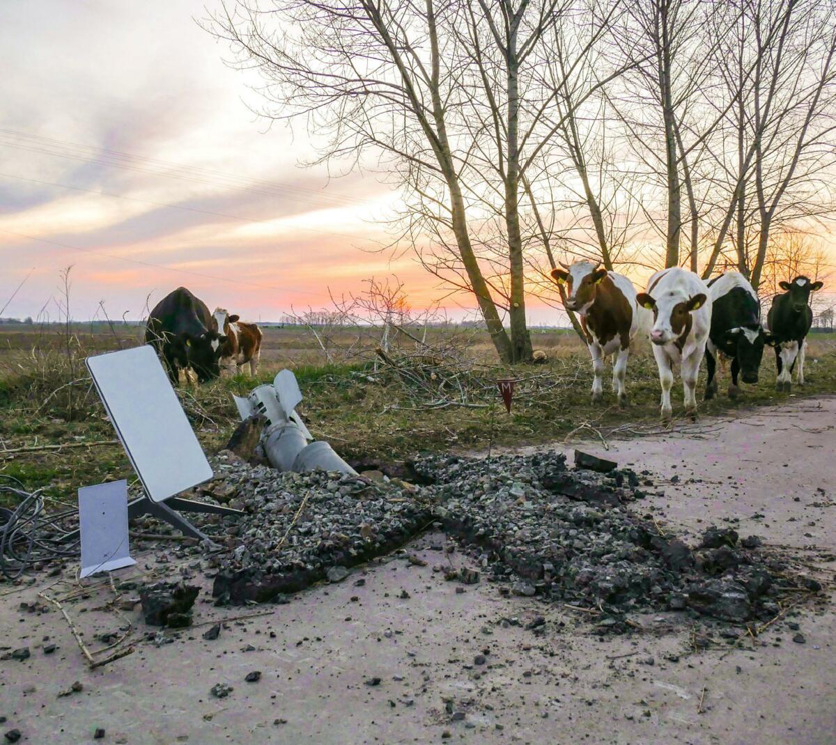 Einschlag einer russischen Rakete in der Nähe eines Bauernhofs.