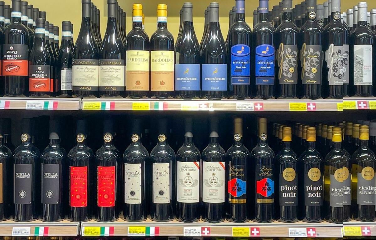 Les connaisseurs de vin apprécient le large assortiment proposé par Volg. Plus d’un vin sur deux achetés est issu de la production indigène.