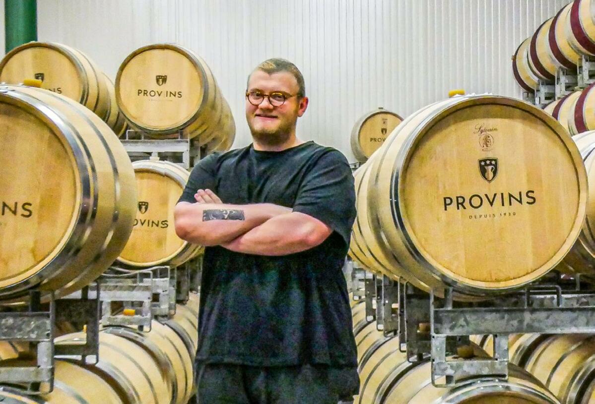 Nolan Matas commence sa journée de travail tôt. Pour lui, le travail de caviste est plus qu’un métier, c’est une vocation.