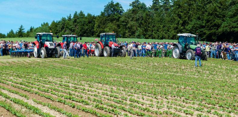 Immer ein Publikumsmagnet: die Maschinenvorführungen am Bioackerbautag, hier bei einer früheren Ausgabe in der Westschweiz. 