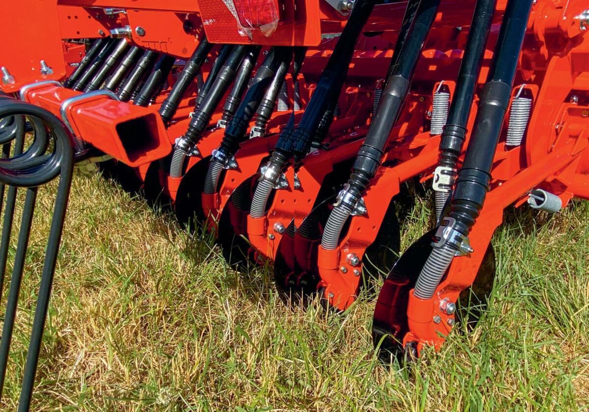 Die Kombination einer Schneidscheibe mit einer Säschar legt das Saatgut gleichmässig ab.