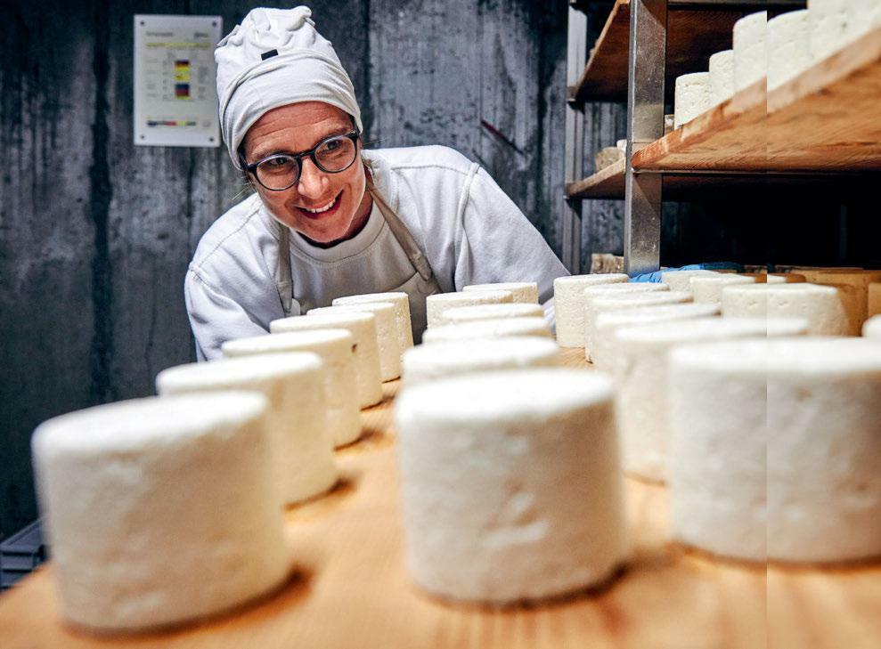 Une spécialité rare du village : le Mascarplin issu de l’élevage de chèvres de Dino Balestra et fabriqué par la fromagère Kathrin Riederer est disponibl...