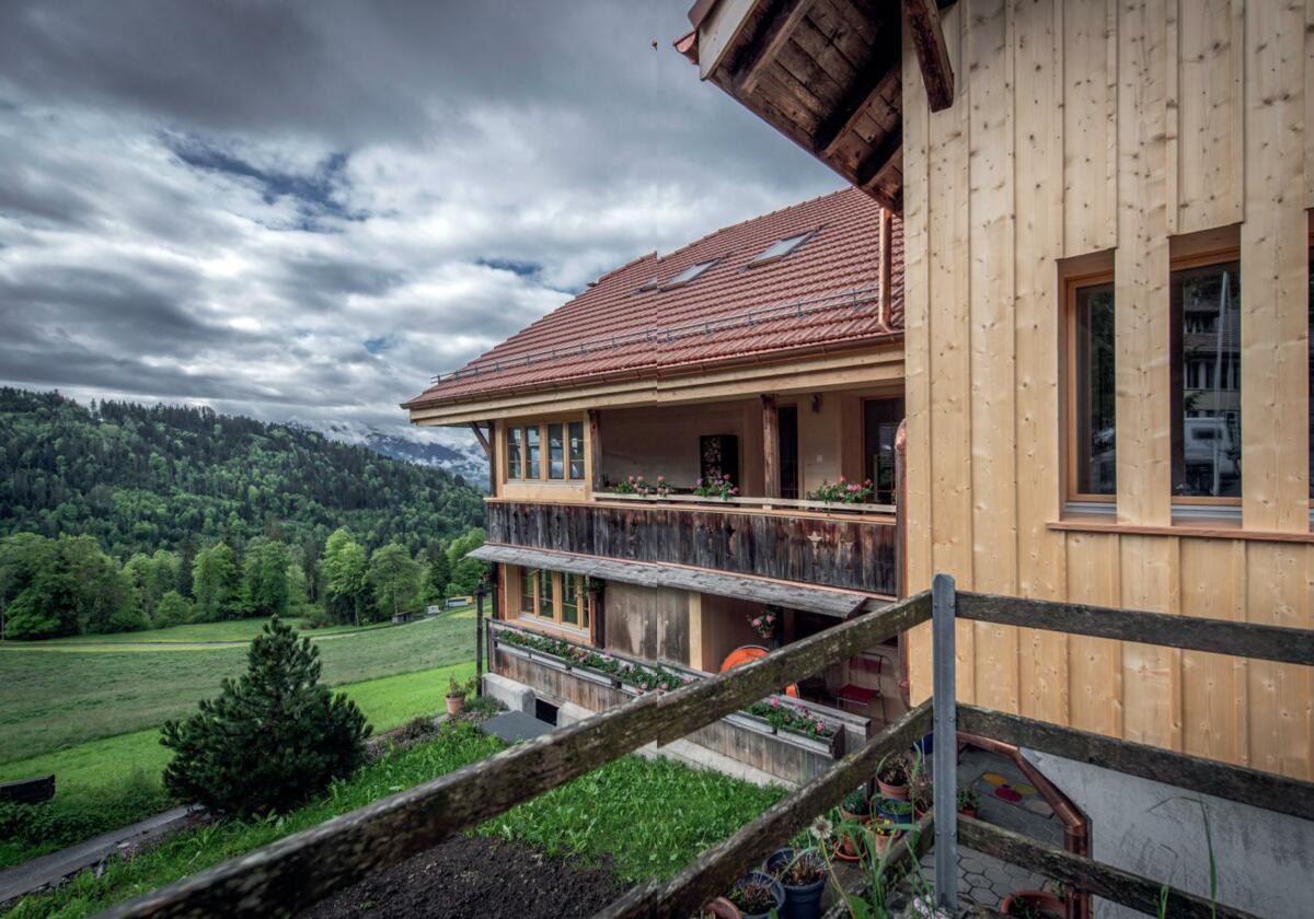 Grâce à la révision de la LAT, les bâtiments traditionnels comme cette maison à Heiligenschwendi (BE) peuvent être conservés tout en étant adaptés à not...