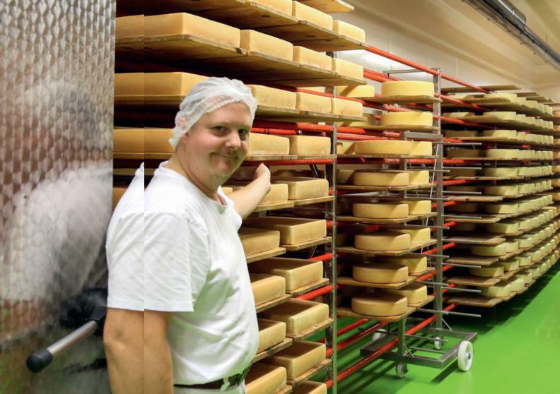 Bis zum fertigen Käse benötigt es viele Arbeitsschritte. Philippe Estoppey findet es sehr spannend und abwechslungsreich, die einzelnen Produkte herzust...