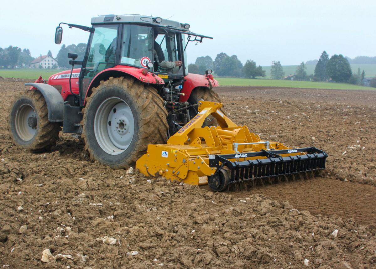 Sur un enfouisseur de pierres, le sens de rotation du rotor est inversé par rapport à l’avancement du tracteur.