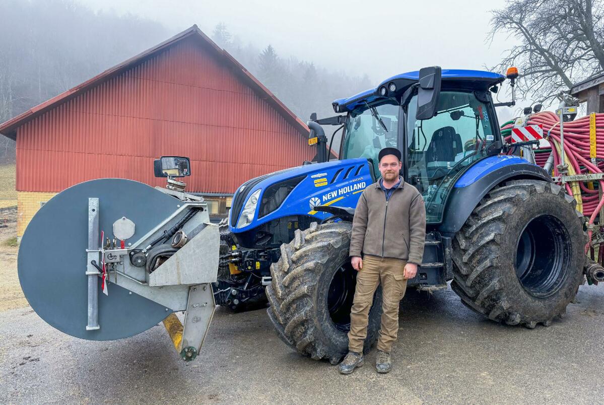 Mensch und Maschine gut ausgelastet: Die Umstellung von Milchwirtschaft auf Mutterkuhhaltung ermöglicht es Simon Ritter, neben seinem Betrieb zusätzlich...