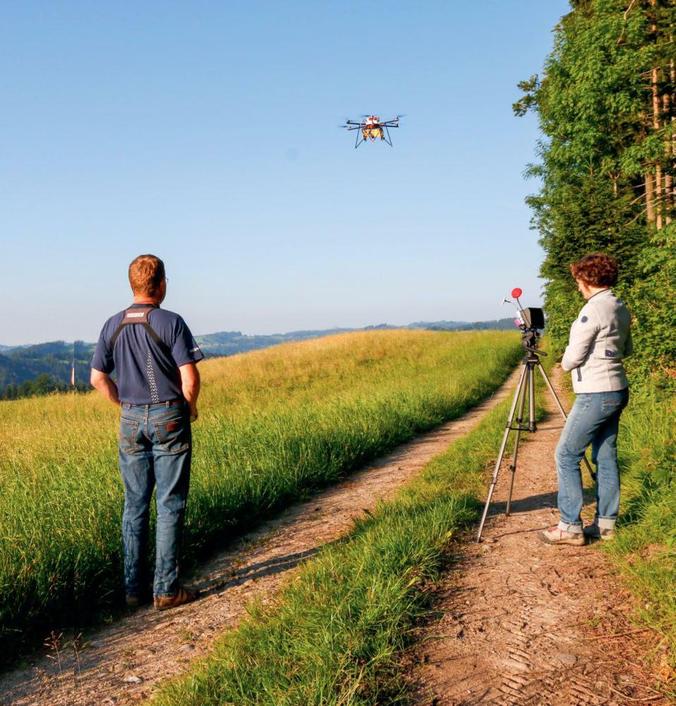 Le sauvetage de faons avec des drones munis de caméras thermiques est la méthode la plus sûre pour protéger les faons des faucheuses. Ces dernières anné...