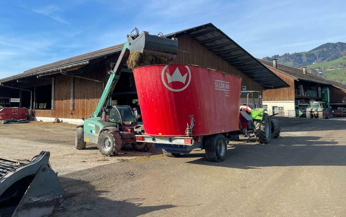 Les ensilages en sandwich simplifient l’organisation du travail : grâce au stockage en couches, le chargeur peut prélever les différents composants en u...