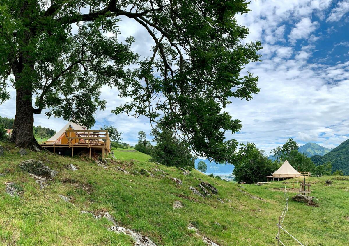 A Ennetmoos (NW), entre le lac des Quatre‑Cantons et le lac de Sarnen, la famille Schwitter pro‑ pose des vacances sous tente. Assorti de conditions cla...
